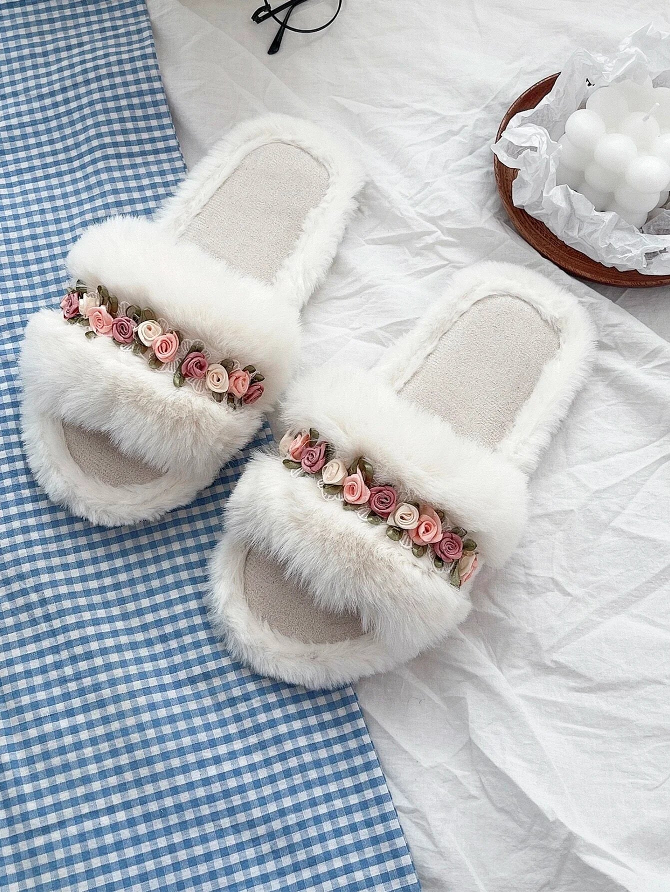 Buy SHEIN Flower Decor Fluffy Bedroom Slippers in Pakistan