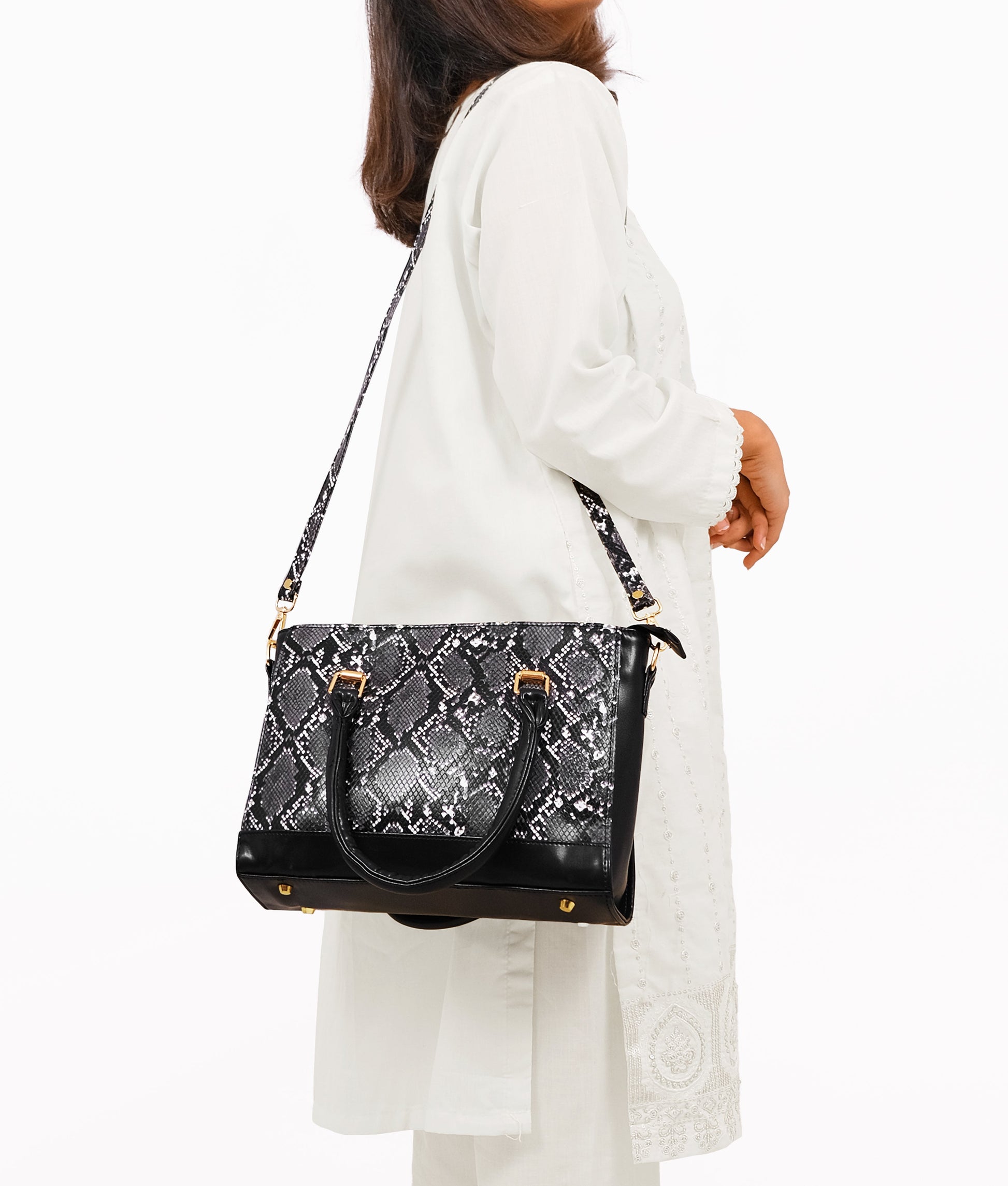 Buy Black snake handbag in Pakistan