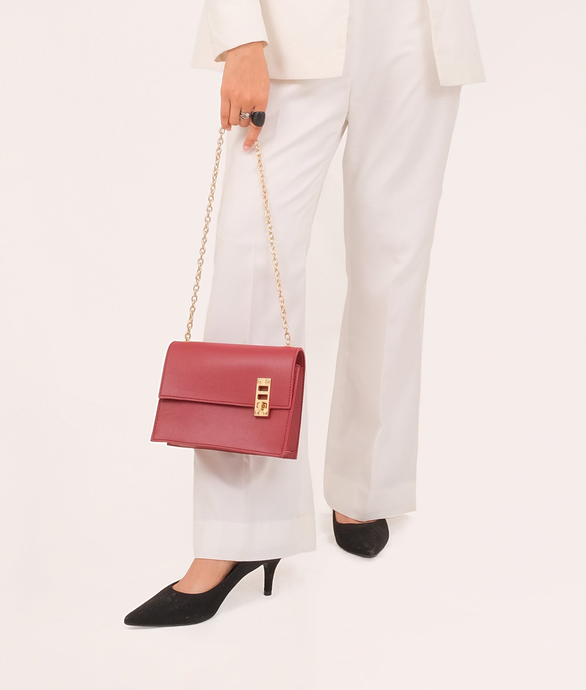 Buy Maroon chain shoulder bag with twist lock in Pakistan